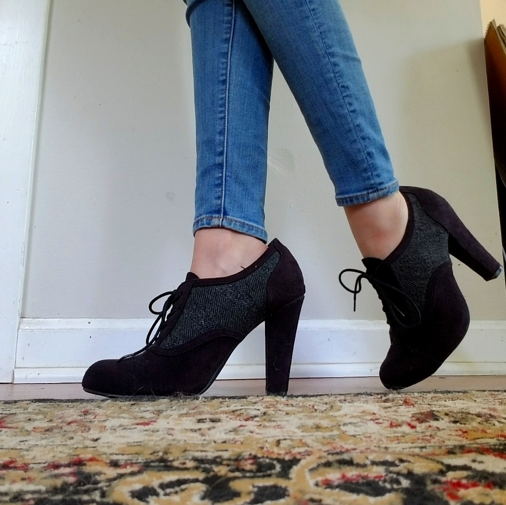 XOXO Womens Booties